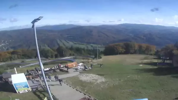 Obraz przedstawia tor saneczkowy wraz z piękną panorama.