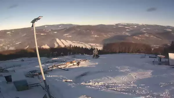 Obraz przedstawia tor saneczkowy wraz z piękną panorama.