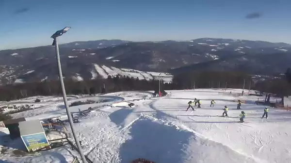 Obraz przedstawia tor saneczkowy wraz z piękną panorama.