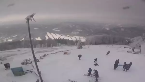 Obraz przedstawia tor saneczkowy wraz z piękną panorama.