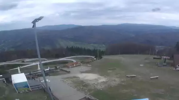 Obraz przedstawia tor saneczkowy wraz z piękną panorama.