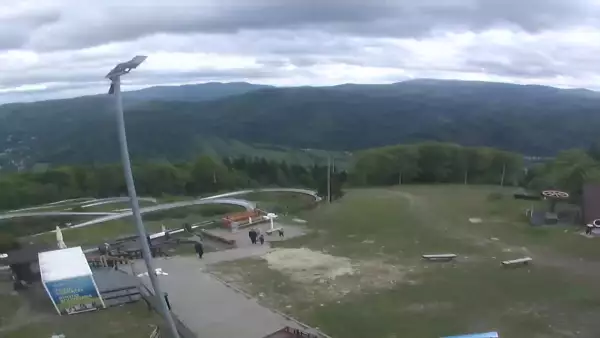 Obraz przedstawia tor saneczkowy wraz z piękną panorama.