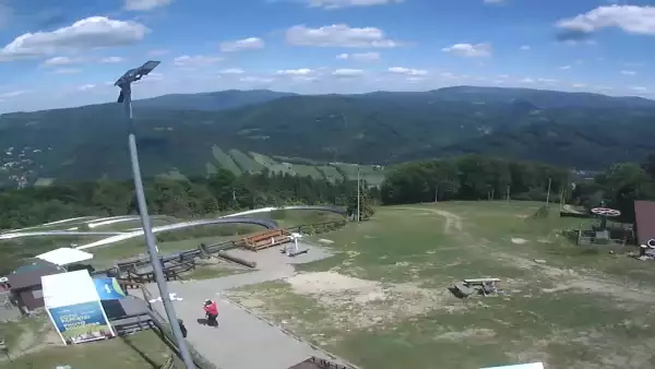 Obraz przedstawia tor saneczkowy wraz z piękną panorama.