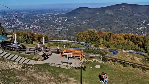 Obraz przedstawia tor saneczkowy wraz z piękną panorama.