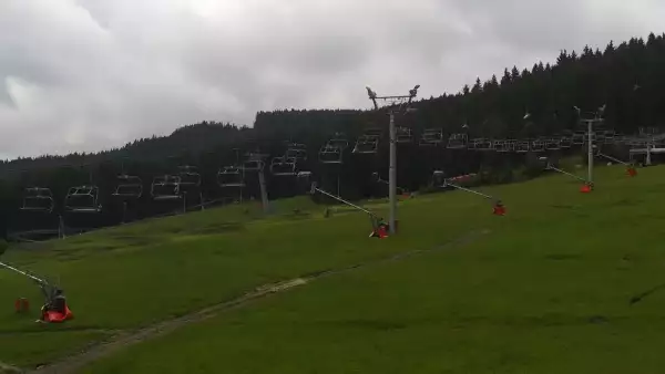 Czarna Góra Resort - widok na trasy zjazdowe oraz wyciąg.
