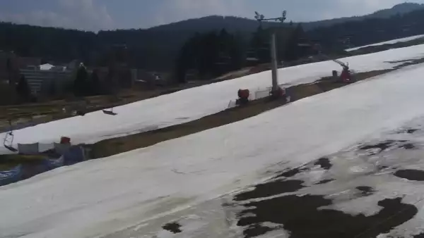 Czarna Góra Resort - widok na trasy zjazdowe oraz wyciąg.