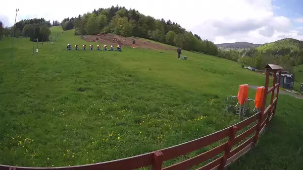 Kamera prezentuje obraz na stok Czarnów ski