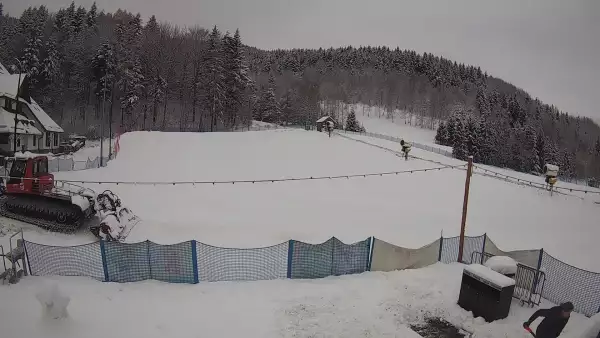 Widok na taśmę oraz Polanę Pingwina w ośrodku narciarskim Czarny Groń