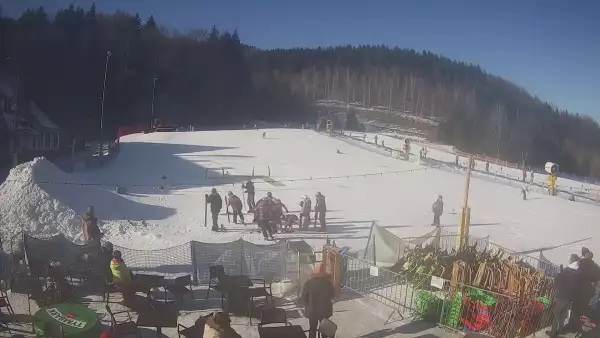 Widok na taśmę oraz Polanę Pingwina w ośrodku narciarskim Czarny Groń