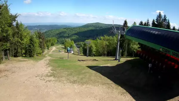 Widok z Kamery na górną trasę narciarską w Czarnym Groniu