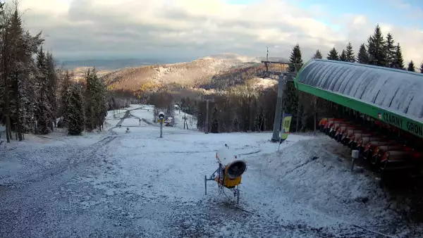 Widok z Kamery na górną trasę narciarską w Czarnym Groniu