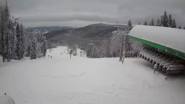 Widok z Kamery na górną trasę narciarską w Czarnym Groniu