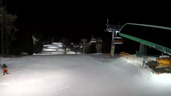 Widok z Kamery na górną trasę narciarską w Czarnym Groniu