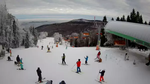 Widok z Kamery na górną trasę narciarską w Czarnym Groniu