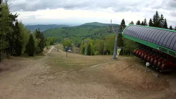 Widok z Kamery na górną trasę narciarską w Czarnym Groniu