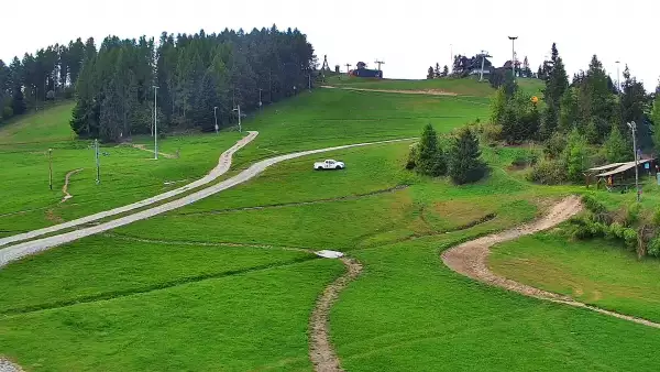 Widok na dolny odcinek trasy orczykowej stacji narciarskiej Czorsztyn-Ski Kluszkowce