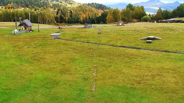 Widok na dolny odcinek trasy orczykowej stacji narciarskiej Czorsztyn-Ski Kluszkowce