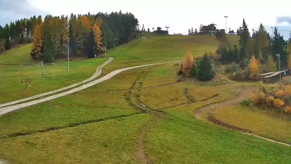 Widok na dolny odcinek trasy orczykowej stacji narciarskiej Czorsztyn-Ski Kluszkowce