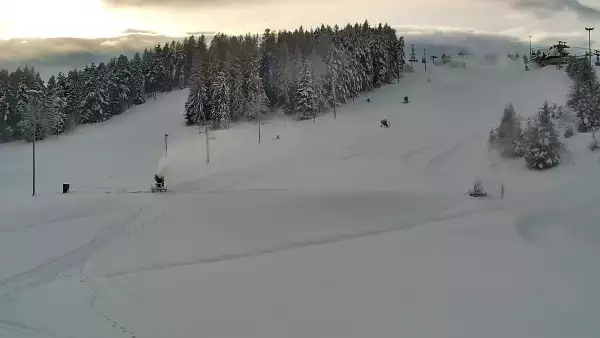 Widok na dolny odcinek trasy orczykowej stacji narciarskiej Czorsztyn-Ski Kluszkowce