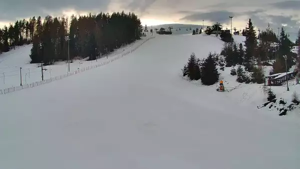 Widok na dolny odcinek trasy orczykowej stacji narciarskiej Czorsztyn-Ski Kluszkowce