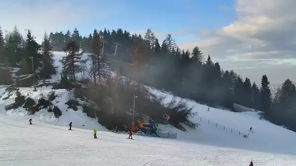 Widok na dolny odcinek trasy orczykowej stacji narciarskiej Czorsztyn-Ski Kluszkowce