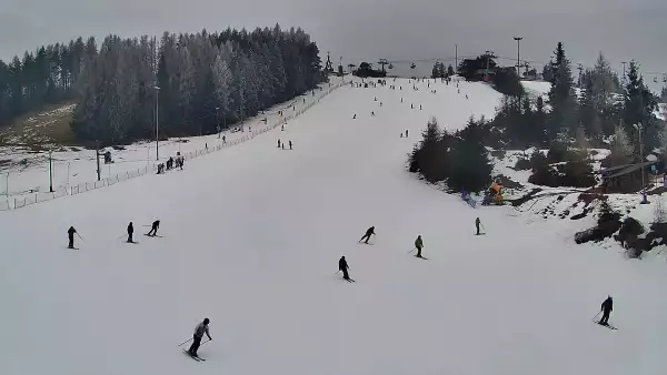Widok na dolny odcinek trasy orczykowej stacji narciarskiej Czorsztyn-Ski Kluszkowce