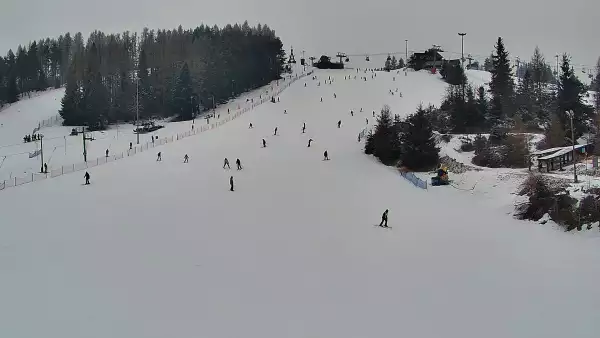 Widok na dolny odcinek trasy orczykowej stacji narciarskiej Czorsztyn-Ski Kluszkowce