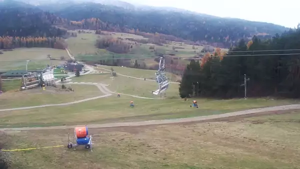 Panoramiczny obraz na żywo z górnej stacji ośrodka Czorsztyn Ski przedstawiający warunki narciarskie panujące w Czorsztynie - Kluszkowcach.