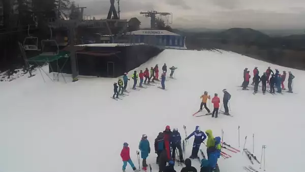 Panoramiczny obraz na żywo z górnej stacji ośrodka Czorsztyn Ski przedstawiający warunki narciarskie panujące w Czorsztynie - Kluszkowcach.