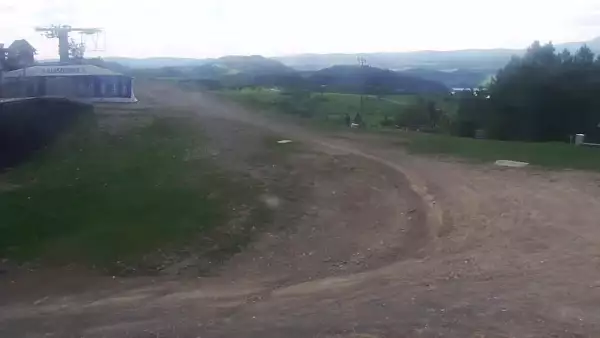 Panoramiczny obraz na żywo z górnej stacji ośrodka Czorsztyn Ski przedstawiający warunki narciarskie panujące w Czorsztynie - Kluszkowcach.