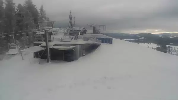 Panoramiczny obraz na żywo z górnej stacji ośrodka Czorsztyn Ski przedstawiający warunki narciarskie panujące w Czorsztynie - Kluszkowcach.
