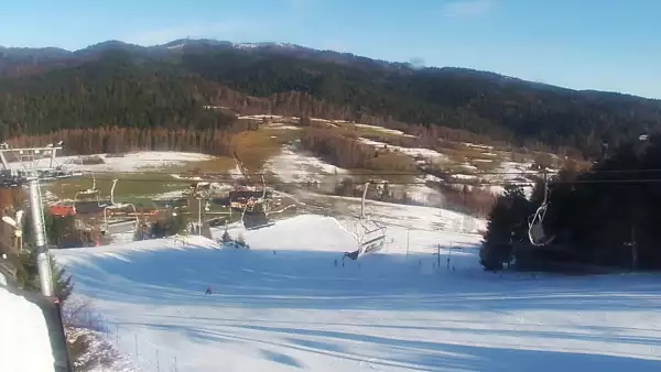 Panoramiczny obraz na żywo z górnej stacji ośrodka Czorsztyn Ski przedstawiający warunki narciarskie panujące w Czorsztynie - Kluszkowcach.