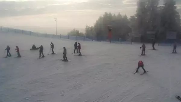 Panoramiczny obraz na żywo z górnej stacji ośrodka Czorsztyn Ski przedstawiający warunki narciarskie panujące w Czorsztynie - Kluszkowcach.