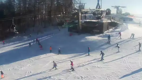 Panoramiczny obraz na żywo z górnej stacji ośrodka Czorsztyn Ski przedstawiający warunki narciarskie panujące w Czorsztynie - Kluszkowcach.