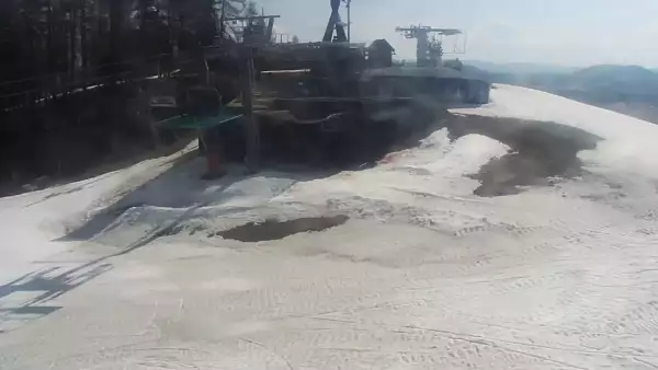 Panoramiczny obraz na żywo z górnej stacji ośrodka Czorsztyn Ski przedstawiający warunki narciarskie panujące w Czorsztynie - Kluszkowcach.