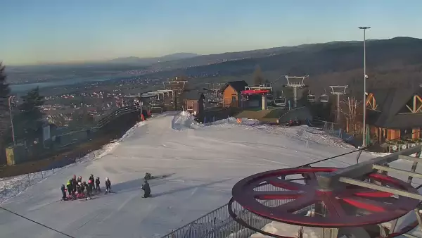 Kamera prezentuje panoramę gór z ośrodka narciarskiego Czorsztyn ski - Kluszkowce
