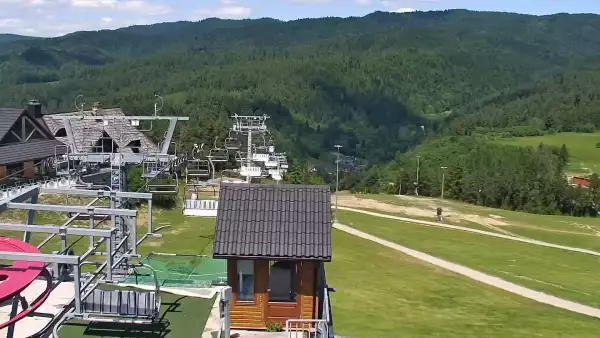 Kamera prezentuje panoramę gór z ośrodka narciarskiego Czorsztyn ski - Kluszkowce