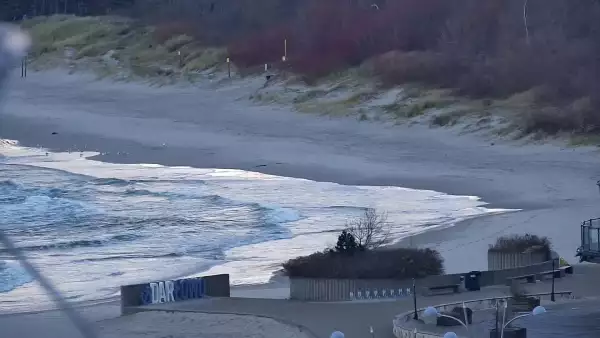 Darłowo - widok na plaże i morze oraz wejście do portu.