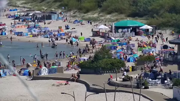 Darłowo - widok na plaże i morze oraz wejście do portu.