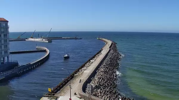 Darłowo - widok na plaże i morze oraz wejście do portu.