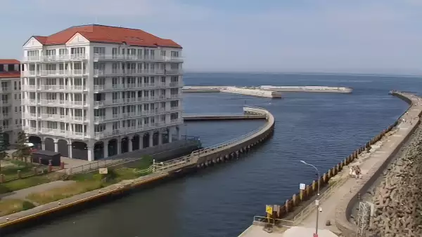 Darłowo - widok na plaże i morze oraz wejście do portu.