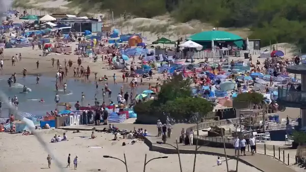 Darłowo - widok na plaże i morze oraz wejście do portu.