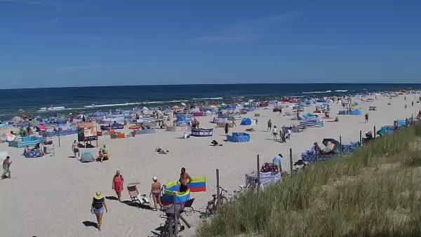 Kamera z widokiem na szeroką plażę w Dębkach województwo pomorskie.