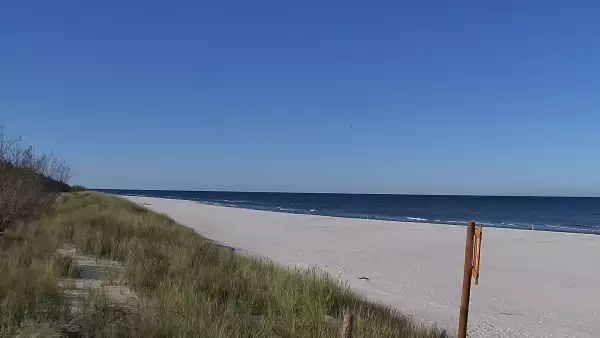 Kamera z widokiem na szeroką plażę w Dębkach województwo pomorskie.