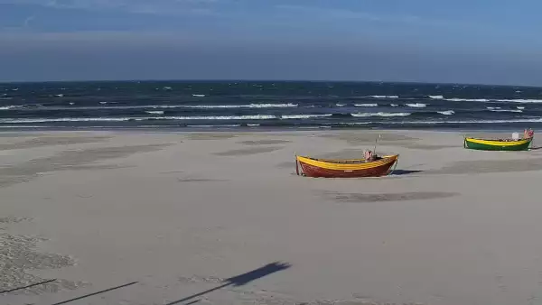 Kamera z widokiem na szeroką plażę w Dębkach województwo pomorskie.