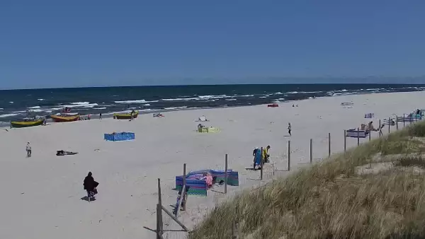 Kamera z widokiem na szeroką plażę w Dębkach województwo pomorskie.