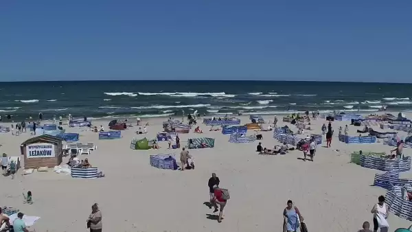 Kamera z widokiem na szeroką plażę w Dębkach województwo pomorskie.