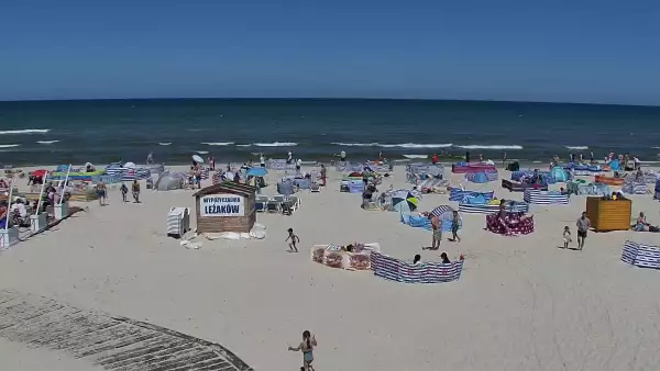 Kamera z widokiem na szeroką plażę w Dębkach województwo pomorskie.