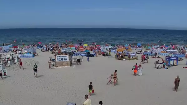 Kamera z widokiem na szeroką plażę w Dębkach województwo pomorskie.