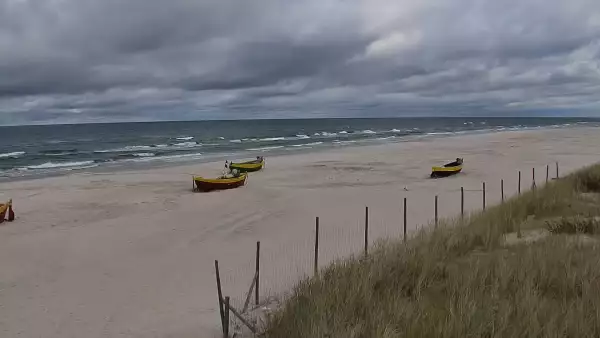 Kamera z widokiem na szeroką plażę w Dębkach województwo pomorskie.